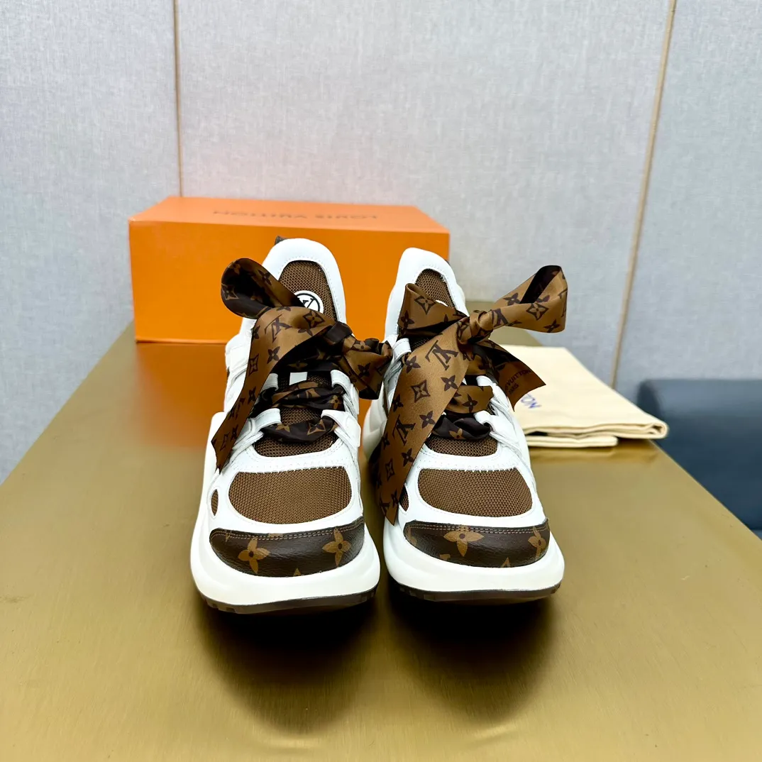 👟👟Ex-factory price 760👟👟LV donkey brand casual sports dad shoes. The bold and avant-garde design➕the distinctive wavy outsole is charming in the entire fashion circle. It is synonymous with new trends and trends. It is to be called the coolest casual sports shoe in history. Whoever wears it will become the most handsome person who turns heads. The height of the heel is about 5.5cm, and the heel is about 8mm.  🌸Imported fabrics🐂leather➕Imported🐐leather➕Imported T👟👟Ex-factory price U splicing 🌸Inner lining imported mesh fabric➕Cowhide lining Outsole vacuum foaming and T👟👟Ex-factory price U combination 🌸 Size women's size 35-41